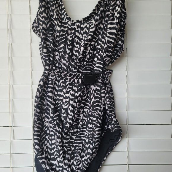 Curves Black Animal Print Belted Swimsuit w/adjustable strap (Never Worn) - Picture 3 of 7